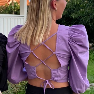 Blus/topp - Superfin lila blus/topp med öppen rygg.  Från ginatricot, storlek 36 Endast använd 1-2 gånger💜💜 Köparen står för eventuell frakt✨