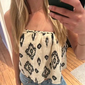 Snygg Zara topp💫 - Säljer pga inte kommer till användning.   Helt ny jätte söt topp från zara med prislappen kvar (köpt i höstas)🫶🏼🌸 Pga aldrig använd säljs nära nypris 💕💫
