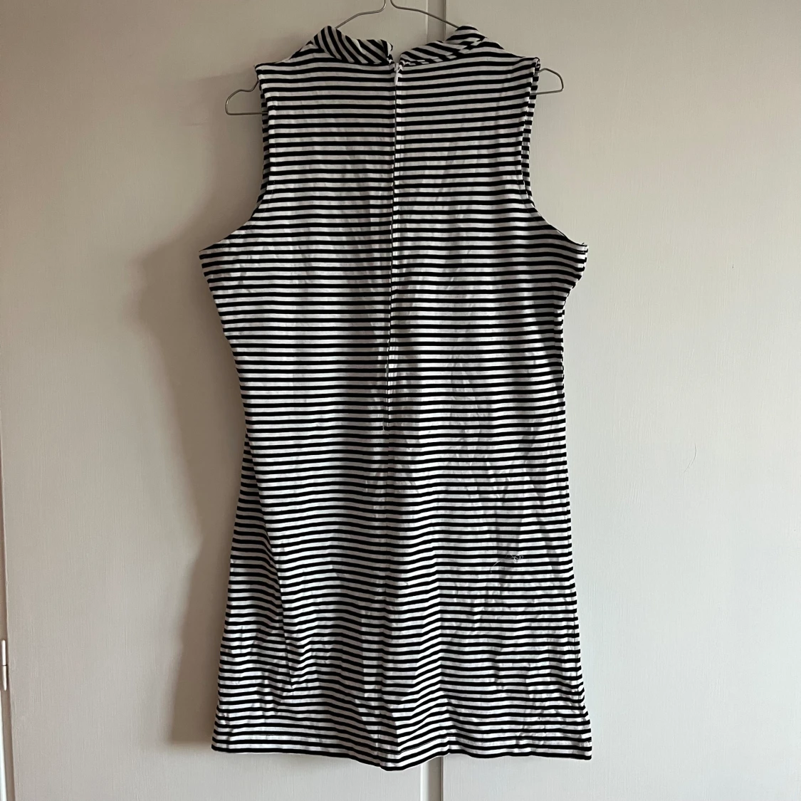 Svartvit randig ärmlös klänning strl L - 90
