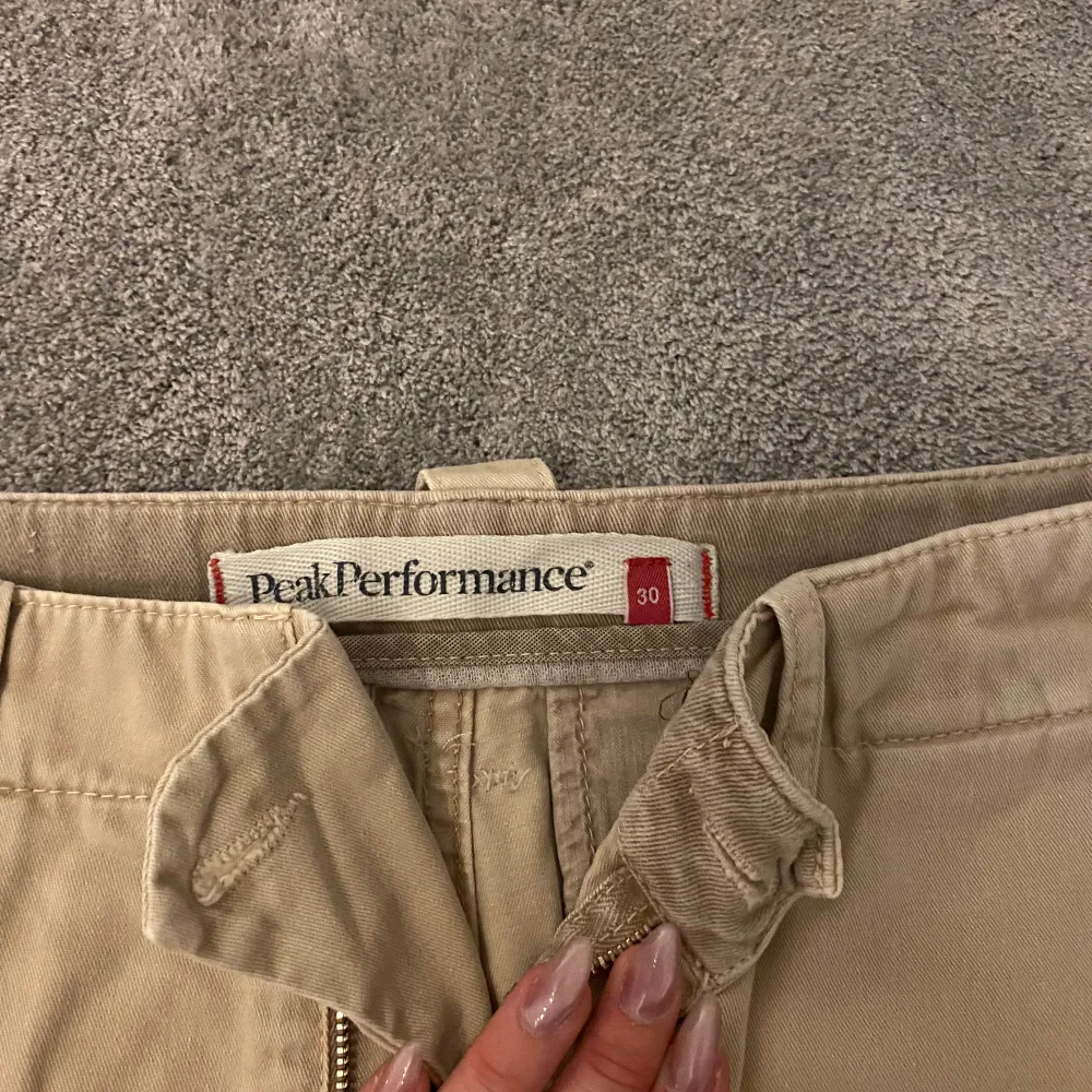 Jättefina beiga jeans shorts från peak performance.  Knappt använda! . Shorts.