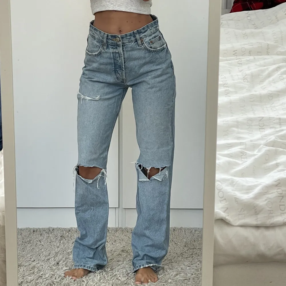 Slitna jeans från zara, ljusblå . Jeans & Byxor.