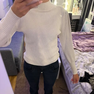 Stickad tröja  - Stickad tröja från only Använd Max 3 gånger  