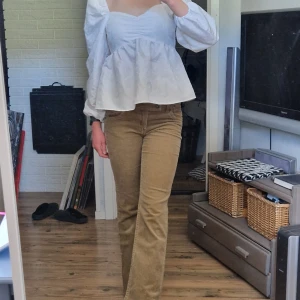 Bruna jeans - Bruna manchesterjeans i strl s från Kappahl