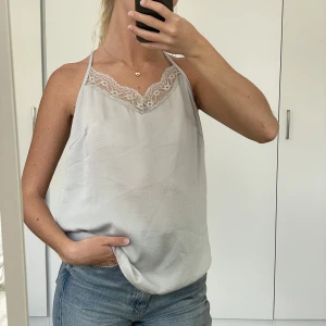 Slivrigt spetslinne - Silver grått silkes / spets linne. Super fint, knappt använt. Perfekt till sommaren 