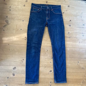 Nudie Jeans Lean Dean - Nudie Jeans Modell: Lean Dean  Storlek: W33 L34 Dry denim 16 Dips    Lean Dean liknar Grim Tim men ett steg mot mer straight fit hållet samtidigt som de fortfarande sitter lite slim.   Tyget är Dry så man får en unik wash när man använder dom 