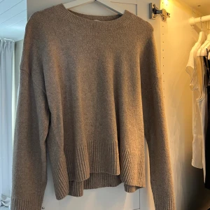 Stickad tröja  - Säljer denna stickade tröja från ”& other stories” då den inte kommer till användning. Endast använd ett fåtal gånger och är i väldigt bra skick. 