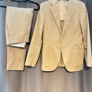 Kostym från Bläck (MQ) - Beige kostym o storlek 48. Köptes ny från MQ för 3000 kr, och är använd en gång sen dess. Jag är 183 lång, väger ca 75 och kostymen sitter bra på mig. Hör av er för fler frågor 🤝