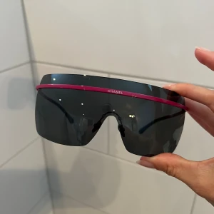 Chanel solglasögon  - Rensar bland alla märkesbågar för att ge plats till nya. Alla äkta. Vissa med fodral, andra utan.  Dessa har orginalfodral med. 