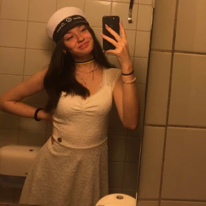 Vit klänning  - Vit klänning storlek S, spets, använd på studenten men inga fel. 