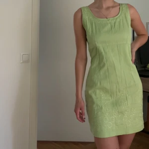 Klänning  - Säljer denna fina klänning med broderade detaljer då den tyvärr inte används tillräckligt. Inköpt i vintagebutik och i superfint skick🌷🌷 har en liten slits bak (bild 2) och dragkedja i ryggen. Kan skicka fler bilder om så önskas!