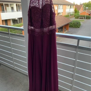 Klänningar - Hej jag har tre klänningar i jäkligt gott skick. Med färgerna Lila rosa och en liten mer beige.  Dem kan passa M-L Priset är styckpris alltså en klänning för 399kr!