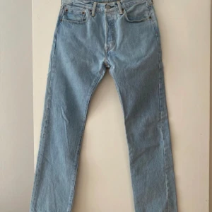 Levi’s 501  - Ett par Levi's 501 jeans i ljusblå färg. De har en rak passform och är i gott skick.