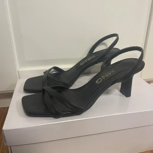 Klackskor  - Superfina enkla klackar från Mango! Skriv för frågor eller fler bilder!🫶🏼