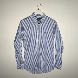 Ralph Lauren Skjorta  - Skick: 8/10  Storlek: S  Färg: blå, vit randig 