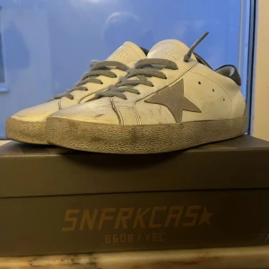 Golden Goose skor - Nu säljer jag ett par Golden Goose skor i bra skick 9/10. Box och Dust bag tillkommer. [BYTEN FUNKAR BRA]