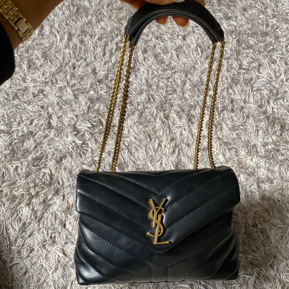 Säljer nu min älskade saint Laurent väska i modellen Lou Lou medium. Väskan är i ett super fint skick då den är väldigt sparsamt använd, finns inga skador på väskan. Nypris 26 000kr mitt pris 9950kr priset kan diskuteras endast vid snabb affär🤍. Väskor.