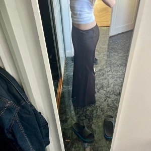 Satinkjol - Superfin satinkjol från Gina. Den är klippt lite på bandet på insidan för att man ska kunna ha den lite mer lågmidjat. Ingenting som syns när kjolen är på.