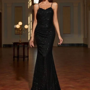 Klänning  - Klänning köpt från Shein. Storlek 40, men storlek går att justera med banden. Använd vid ett tillfälle.