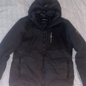 Sail racing vår jacka  - Hej! Säljer min Sail racing jacka finns i Uppsala kan fraktas med postnord spårbart köparen står för frakt sista pris 1000kr ny pris 4500kr