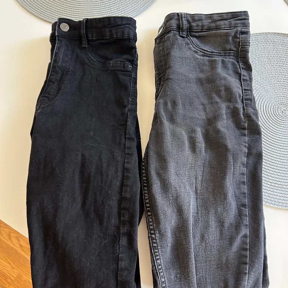 Svarta jeans är ifrån gina, de gråa är från H&M.   Båda är storlek 38.  säljer båda för 150, eller ett par för 90. . Jeans & Byxor.