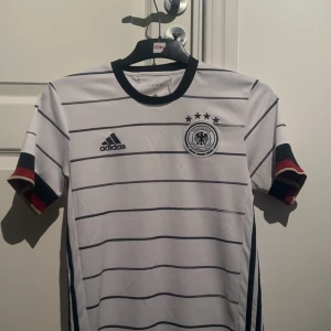 Em tröja 2020-1 tyskland - Väldigt bra skick, köpt på Stockholm outlet. Säljer pga att den har blivit för liten för mig 