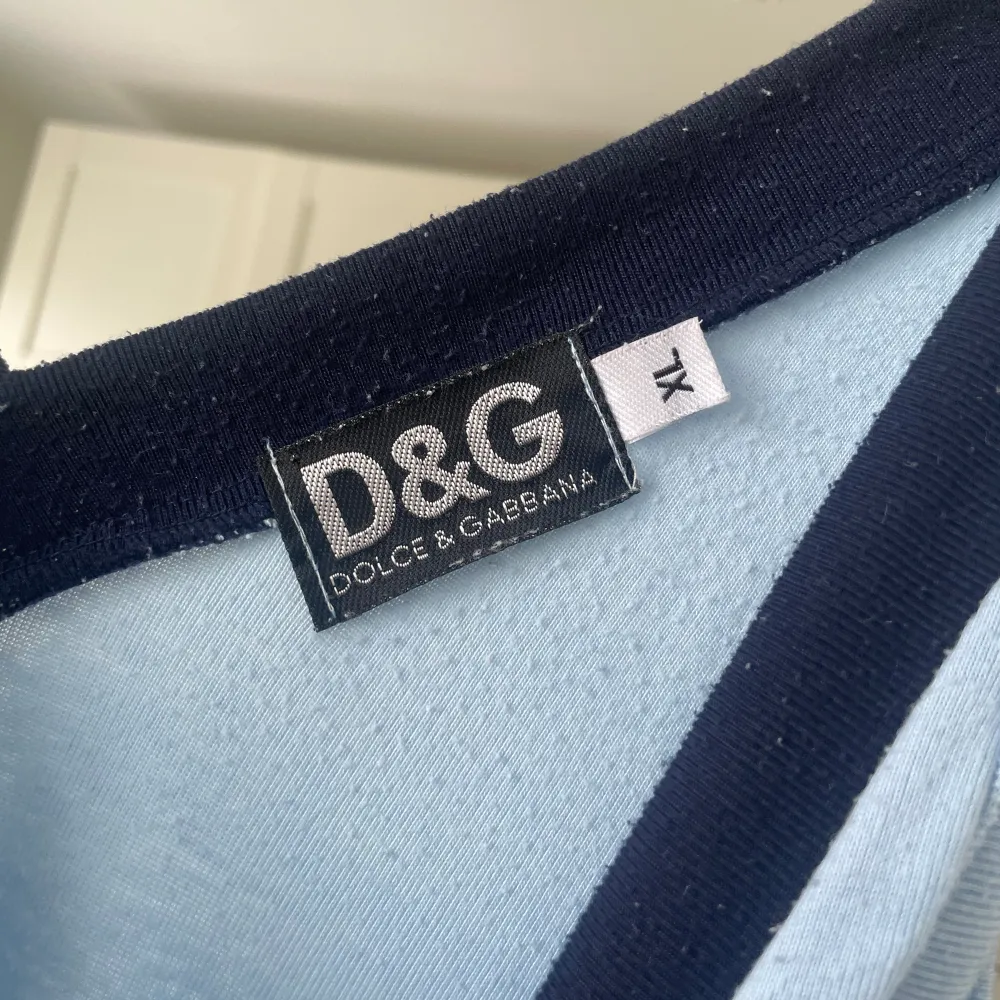 jättefin blå vintage D&G klänning köpt secondhand. vet ej om den är äkta men ändå superfin och perfekt nu till sommaren! bra skick men lite nopprig och har några svaga fläckar som inte riktigt syns. står XL men sitter som en L  🩵 . Klänningar.