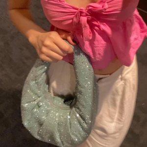 glittrig denimväska  - Säljer min superfina denimväska med stenar på då den tyvärr inte kommer till användning :( använd ca 3-5 ggr så den är så gott som ny och alla stenar sitter kvar, nypris 600kr