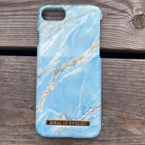 Ideal of Sweden mobilskal IPhone 7/8/SE - Supersnyggt ljusblått mobilskal från Ideal of Sweden! Passar iPhone 7, IPhone SE (andra generationen) men även iPhone 8. Har liten skada längst ner men knappt synlig (se bild 2)🫶💕