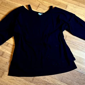 Svart off shoulder Tröja - Fin tröja i nyskick, säljer pga att den är för liten. 