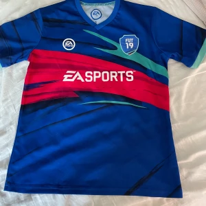 Fut 19 tröja  - Ovanlig tröja i oanvänt skick i storlek S 