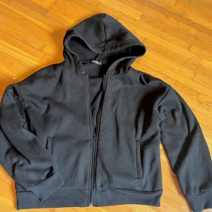 Svart zip up  - Mjuk zip up hoodie i storlek S/M. Som ny, säljer pga lite användning. 