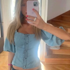 ‼️ SÖKER DENNA TRÖJA ‼️ - Söker denna Jesns toppen ifrån hm i storlek xs. Hör av er om ni har den❤️💞