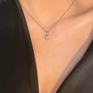 Silver hansband med en sten  - Silverhalsband med en sten. 92,5 % silver  Väldigt fint men använder ej då jag inte är en silver tjej. 