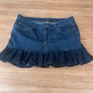 Jeanskjol med volang  - Egen syd jeanskjol med volang. Midjemåttet 40cm 