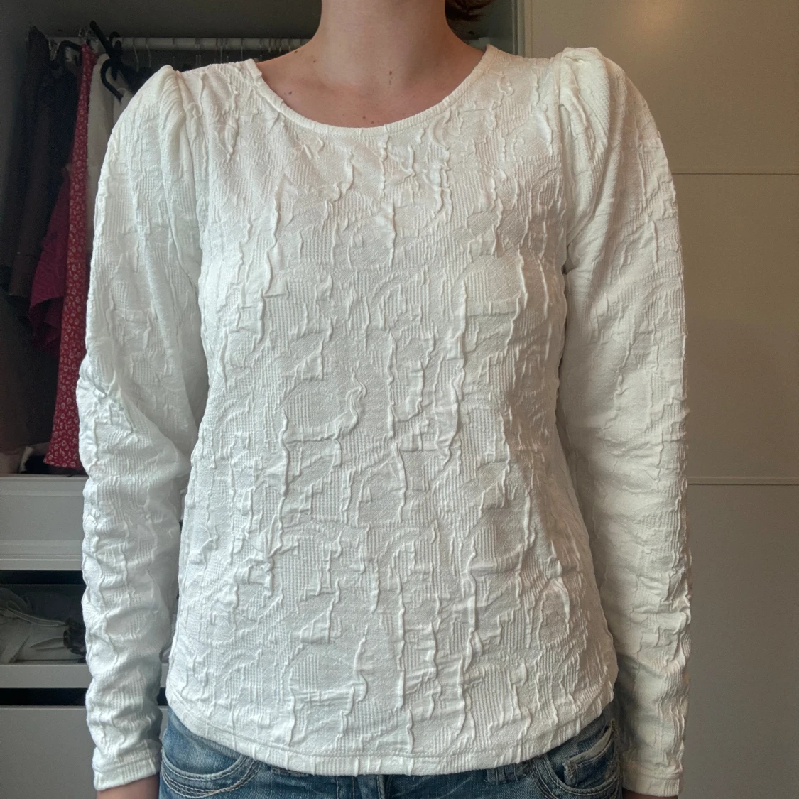 Vit topp med snyggt mönster  - 91