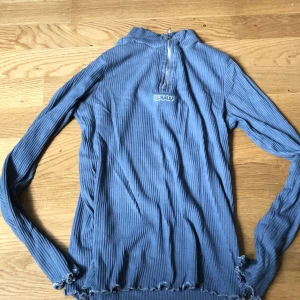 Tröja - Jag har använt den några gånger. Och den är ganska ny, men den är ganska skrynklig.