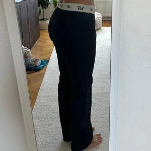 Svarta dickies - Svarta dickies i herr modell, använde ganska flitigt en sommar! Går att ha som på bilden eller med Dantes uppvikt, jag är 176 och dom är full length!🌸