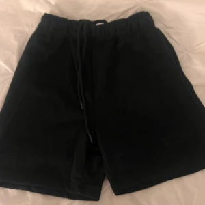 Mjukis shorts  - Mjukis shorts från bershka, med en liten priserna vis låren. Använt 1 gång. 