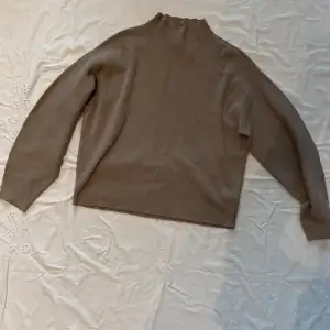 Beige / brun tröja från H&M, använd och i bra skick pga bra kvalité. Halv polo     #capsulewardrobe #womenswear #womensweater #halfpolo #beigecrème #everydayfashion #everydaywear     
