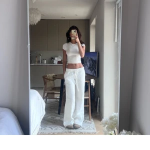 Alobha everyday linen pants  - Helt nya alobha linnebyxor i storlek S med lappen kvar, endast testade! Dem är helt slutsålda på hemsidan, Jag är 170 och dem är långa på mig. Skriv privat för frågor! Orginal priset är 900 och dem är helt nya.