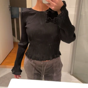 Tröja - Tröja i storlek 38 med öppen rygg, passar en 36a. I princip aldrig använd.