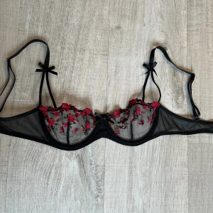 Bh  - Säljer denna svarta bh i stl S. Aldrig använd 