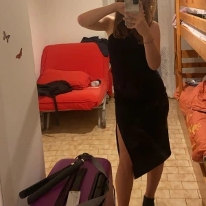 Svart klänning - Köpt i Frankrike och är knappt använd, man knyter den runt halsen❤️