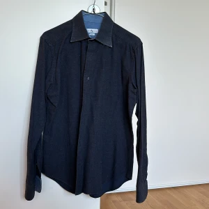 Skjorta Alan Davis str 39  - Grå skjorta från Alan Davis 100%bomull Storlek 39 (15 1/2) Vänligen hör av er vid eventuella frågor