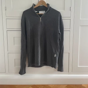 Grå half zip - Grå half zip | Bra skick 8.5/10 | Storlek: Large | Nypris: 450kr | Fraktar spårbart med Instabox eller PostNord | Hör av er vid funderingar | A&W fashion 