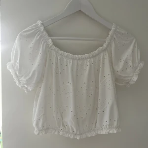 Söt kort vit blus - Söt kort vit blus Stl M/L