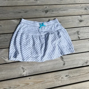 Lågmidjad grå randig minikjol med inbyggda shorts  - S Mycket bra skick 