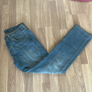 LEVI 501 - jeans - LEVI 501, skick 8-10, liten defekt pyttelitet hål därför det låga priset, skriv vid funderingar eller om bilder!👍