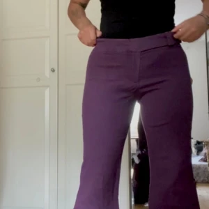 Flate pants - Flare byxor i mörklila förg och är low waisted 