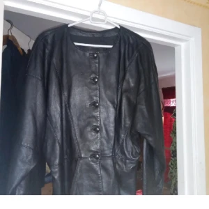 Blus skinnjacka stl M L med knappar  - Tuff och fin blus skinnjacka svart med knappar.ettikett i om dess äkthet finnes i stl ML. Mycket sparsamt använd.